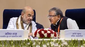 आइये Chronology समझते है: कौन है श्रीमान ज्ञानेश कुमार गुप्ता❓ 📌 2018 से  21 → गृह मंत्रालय में अमित शाह के नीचे सचिव रहते हुए काम किया। 📌 2022 से  24 →