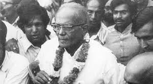 Lok Nayak Jaiprakash Narayan Biography Death Anniversary Struggle For Life  400 Dacoit Surrender In Front Of Government Officials-जय प्रकाश नारायण के  घर अचानक पहुंच गया था चंबल का इनामी डकैत, अड़ गया