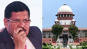 सुप्रीम कोर्ट में हंगामा: एडवोकेट ने CJI बीआर गवई की तरफ जूता फेंकने की  कोशिश की - lawyer rakesh kishor tried to throw shoe at cji br gavai in supreme  court -